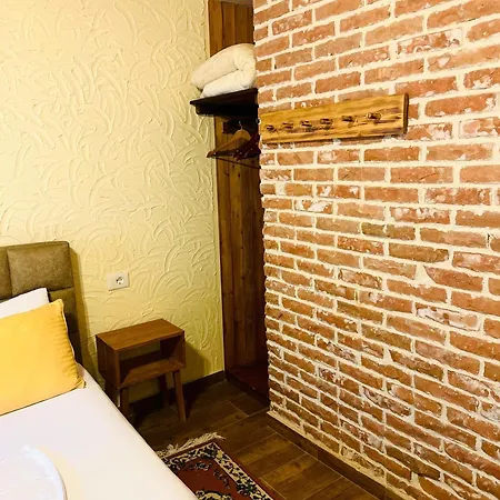Pensión Gjoni 3*
